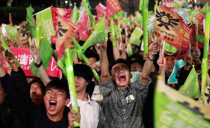 Simpatizantes de la presidenta Tsi Ing-wen, este viernes en Taipéi.