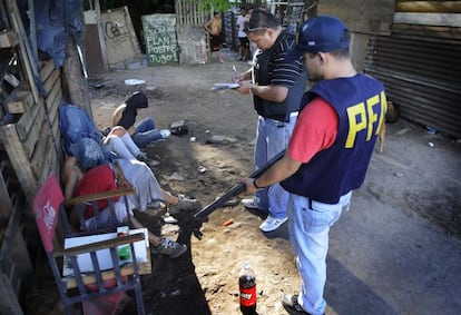 Agentes policiales de Rosario en una operación contra los 'búnkeres' de venta de droga.