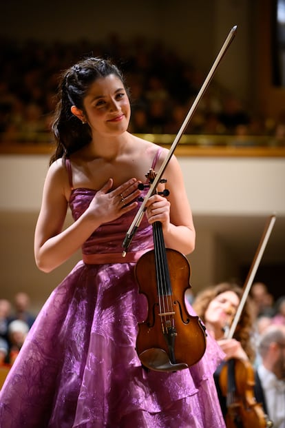 La violinista María Dueñas agradece al público los aplausos del público, el pasado 12 de enero en el Auditorio Nacional.