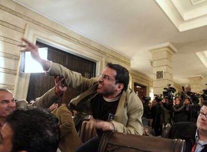 Mountazer al Zaidi, en el momento de lanzar un zapato contra George Bush el domingo en Bagdad.