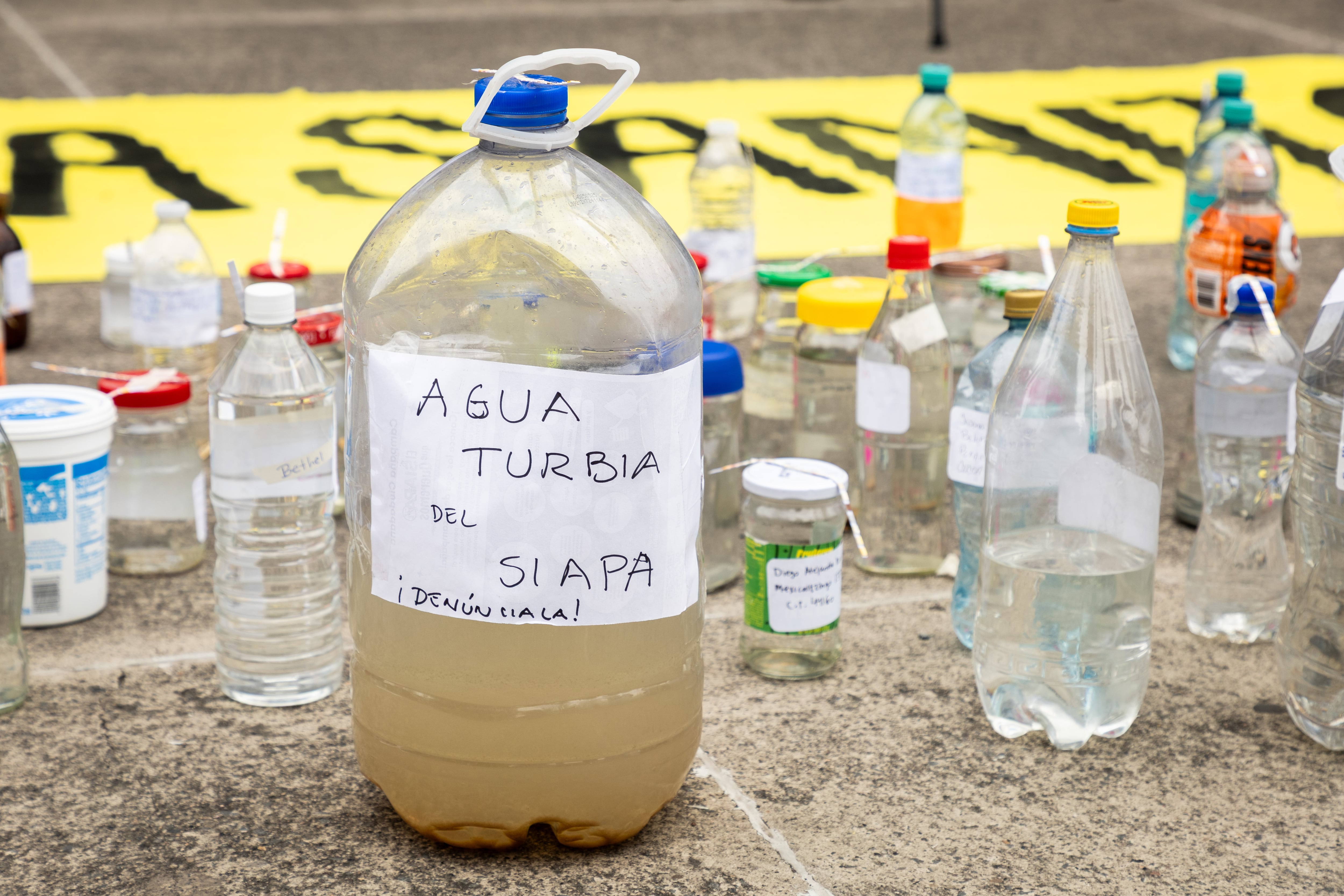 Muestras de agua recolectadas por vecinos de colonias afectadas en el Área Metropolitana de Guadalajara, en una protesta en las oficinas del SIAPA, el 10 de julio.