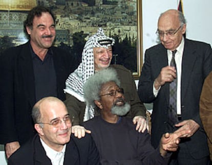Arafat, durante su encuentro de ayer con intelectuales. De izquierda a derecha y de arriba a abajo, el estadounidense Oliver Stone, Arafat, el portugués José Saramago, el francés Christian Salmon y el nigeriano Wole Soyinka.