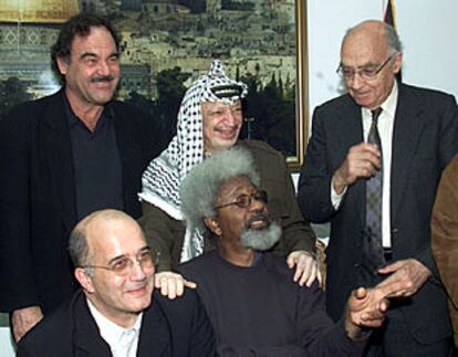 Arafat, durante su encuentro de ayer con intelectuales. De izquierda a derecha y de arriba a abajo, el estadounidense Oliver Stone, Arafat, el portugués José Saramago, el francés Christian Salmon y el nigeriano Wole Soyinka.