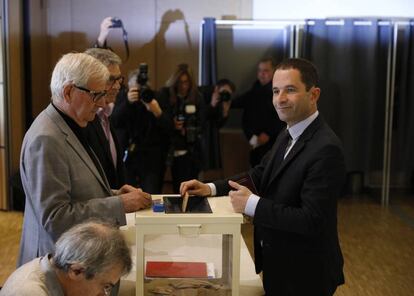 El candidato socialista, Benoit Hamon, en su colegio electoral.