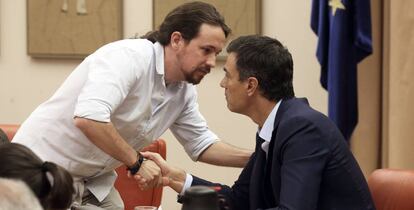 Pablo Iglesias saluda Pedro Sánchez, aquest dijous.