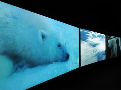 Vista de la instalación 'Vertigo Sea', de John Akomfrah, en la Fundació Tapiès.