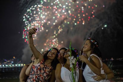 Algunas mujeres se toman una fotografía en Copacabana en Río de Janeiro (Brasil).