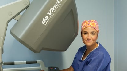 La doctora Ana Belén Cuesta con la consola del robot DaVinci.