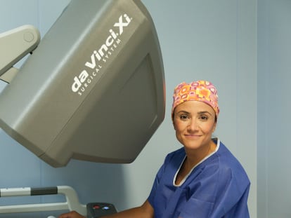 La doctora Ana Belén Cuesta con la consola del robot DaVinci.