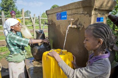 Niños etíopes buscan agua en una fuente en Amari Yewebesh Kebele, en la región de Amhara (Etiopía).