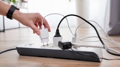 Esta es la mejor alternativa para las regletas tradicionales: un enchufe de pared multiusos