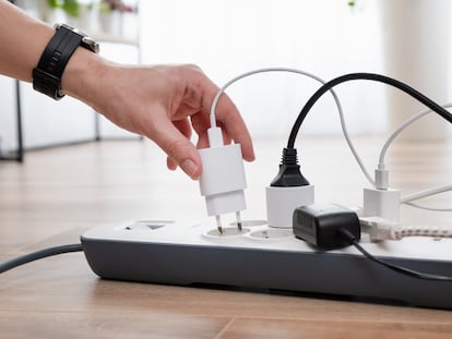 Esta es la mejor alternativa para las regletas tradicionales: un enchufe de pared multiusos