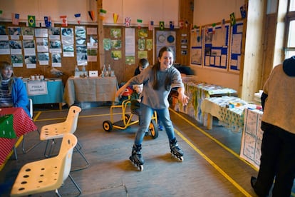 Fran Gear prueba unos patines en línea durante el café de la mañana de la escuela primaria de la isla de Foula.