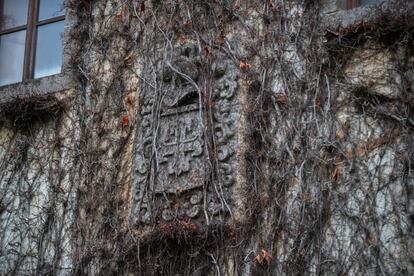 Escudo en una torre del pazo que data de la etapa de Emilia Pardo Bazán.