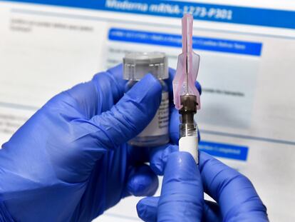 Las pruebas de la vacuna de la empresa farmacéutica Moderna contra la covid-19 comenzaron el lunes.