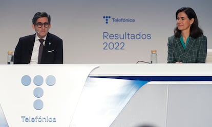 José María Álvarez-Pallete y Laura Abasolo, en la presentación de resultados de 2022.