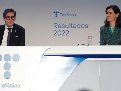 José María Álvarez-Pallete y Laura Abasolo, en la presentación de resultados de 2022.