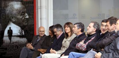 Idoia Mendia, la cuarta por la izquierda, en el acto celebrado por el PSE-EE este domingo en Bilbao. 