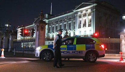 Una patrulla policial custodia el cordón de seguridad instalado este viernes junto al palacio de Buckingham.