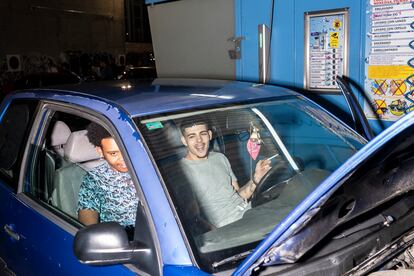 Dos jóvenes en el lavadero del polígono Marconi, donde se organizan quedadas de coches a diario.