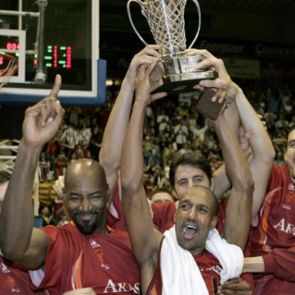 Middleton- primero por la izquierda - celebra en 2007 con Ariel McDonald la Copa FIBA de baloncesto durante su etapa con el Akasvayu Girona