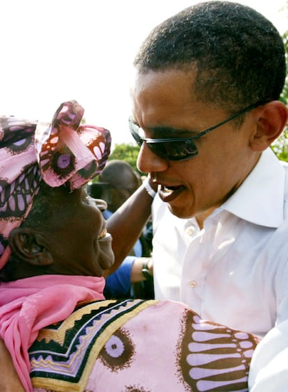 Sarah, la abuela de Barack Obama, abraza a su nieto, durante una visita en el año 2006 a Kenia.