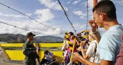 Un grupo de colombianos esperan a cruzar la frontera hacia Venezuela en C&uacute;cuta, norte de Santander, Colombia, el pasado 20 de agosto. 