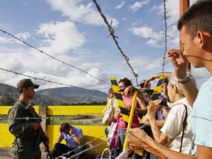 Un grupo de colombianos esperan a cruzar la frontera hacia Venezuela en C&uacute;cuta, norte de Santander, Colombia, el pasado 20 de agosto. 