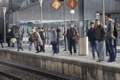 Viajeros afectados por los retrasos, esperando en el andén.