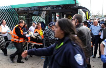 Los servicios de emergencia evacuan a un hombre tras la explosión cerca de la principal estación de autobuses de Jerusalén.