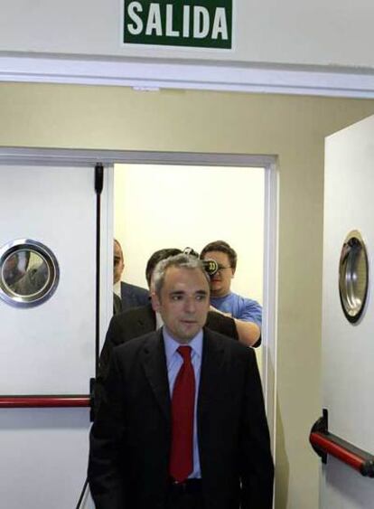 Rafael Simancas, antes de comparecer en rueda de prensa para anunciar su dimisión.