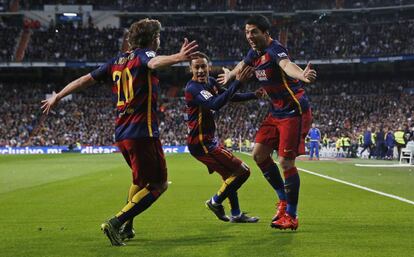 Luis Suárez celebra el gol amb els seus companys.