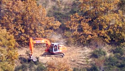 Excavadora en la cuenca del arroyo donde estaba prevista una urbanización en Miraflores.