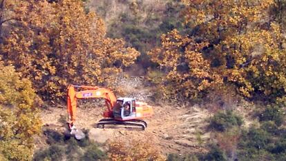 Excavadora en la cuenca del arroyo donde estaba prevista una urbanizaci&oacute;n en Miraflores. 