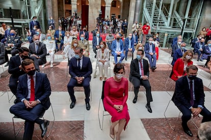 El presidente del PP, Pablo Casado; la presidenta de la Comunidad de Madrid, Isabel Díaz Ayuso y el presidente de la Xunta de Galicia, Alberto Núñez Feijóo en el acto de toma de posesión.