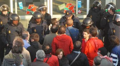 Cordón de antidisturbios a las puertas del hipermercado Alcampo de Ferrol.