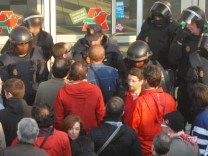 Cord&oacute;n de antidisturbios a las puertas del hipermercado Alcampo de Ferrol.