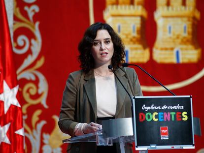 Isabel Díaz Ayuso, durante un homenaje del Gobierno regional a los docentes madrileños en la Puerta del Sol.