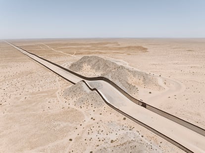 Un doble muro recorre el desierto de Altar entre las ciudades mexicanas de Sonoyta y San Luis Río Colorado.