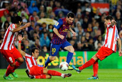 Messi, ante varios rivales del Atlético.