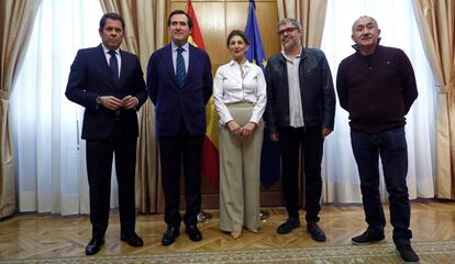 De izquierda a derecha: Gerardo Cuerva (Cepyme); Antonio Garamendi (CEOE); Yolanda Díaz, ministra de Trabajo; Unai Sordo (CC OO) y Pepe Álvarez.