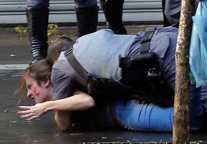 Mulher é rendida pela polícia durante protesto do MTST (Movimento dos Trabalhadores Sem-Teto) contra o Governo interino de Michel Temer na av. Paulista nesta quarta-feira. Além de considerar a gestão "ilegítima", o ato é um protesto contra a suspensão de unidades do programa Minha Casa, Minha Vida decretadas por Dilma Rousseff antes que ela fosse afastada do cargo