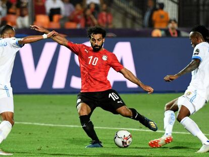 Salah dispara el balón en el partido de Egipto contra la selección congoleña en la Copa de África de 2019.