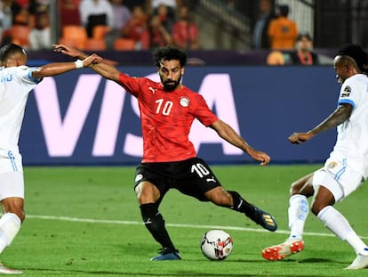 Salah dispara el balón en el partido de Egipto contra la selección congoleña en la Copa de África de 2019.