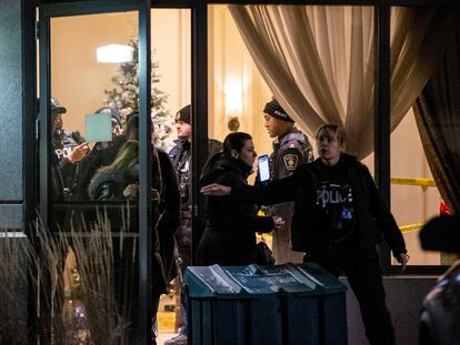 La policía evacúa el edificio en el que tuvo lugar el tiroteo, este lunes en la localidad canadiense de Vaughan, cerca de Toronto.