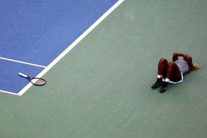 Serena Williams, tumbada en la pista de Flushing Meadows.
