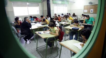 Alumnos de ESO de un instituto sevillano se someten a una evaluación.
