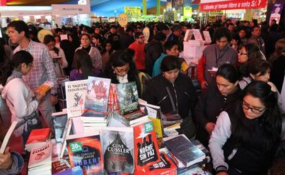 Visitantes da Feira do Livro de Lima.