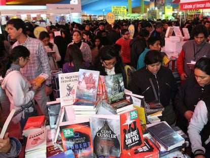 Visitantes da Feira do Livro de Lima.