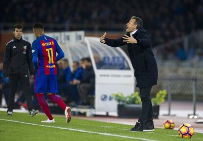 Luis Enrique del FC Barcelona da instrucciones a los jugadores. 